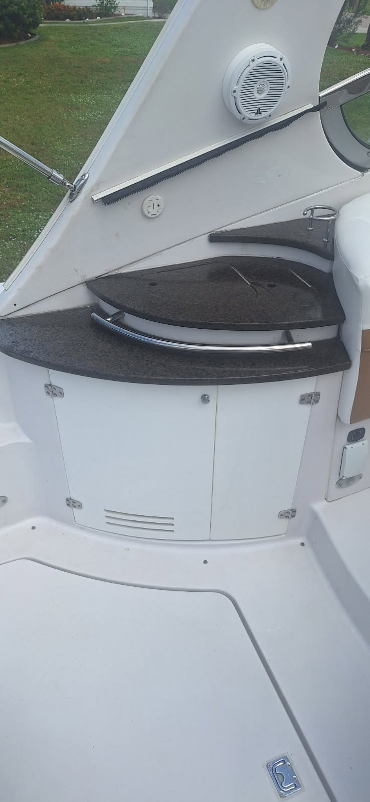 Cockpit wet bar