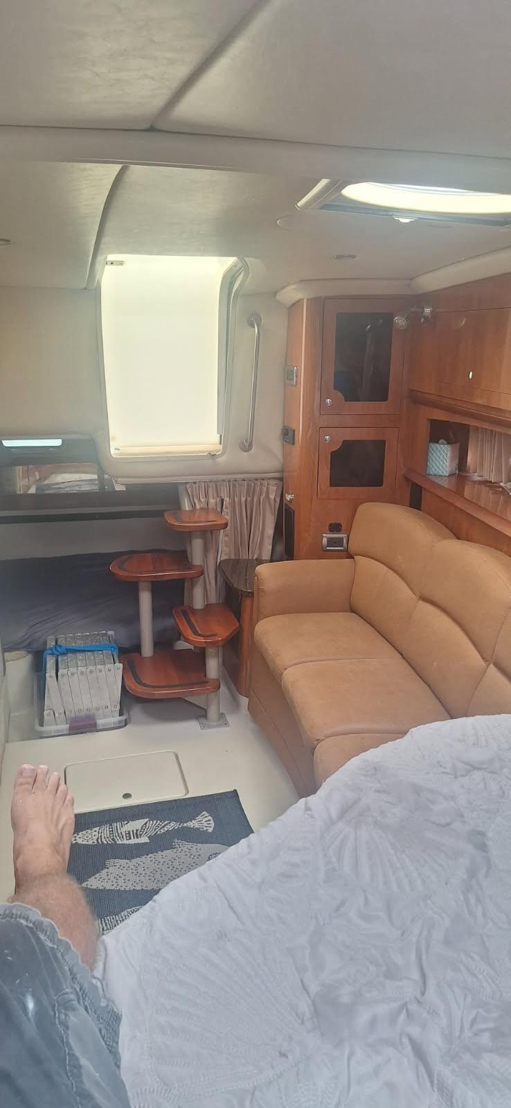 Cabin sofa & mid-cabin berth